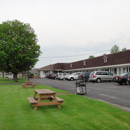 Country Squire Motel Arnprior Kültér fotó