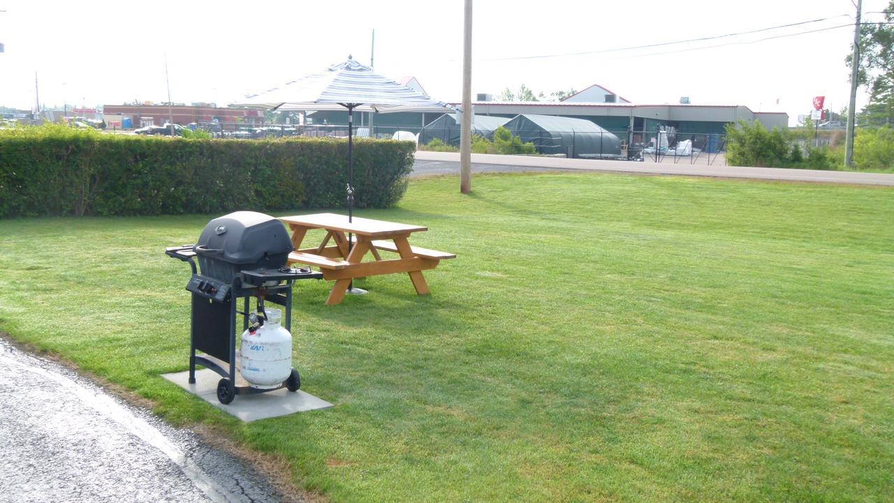 Country Squire Motel Arnprior Kültér fotó