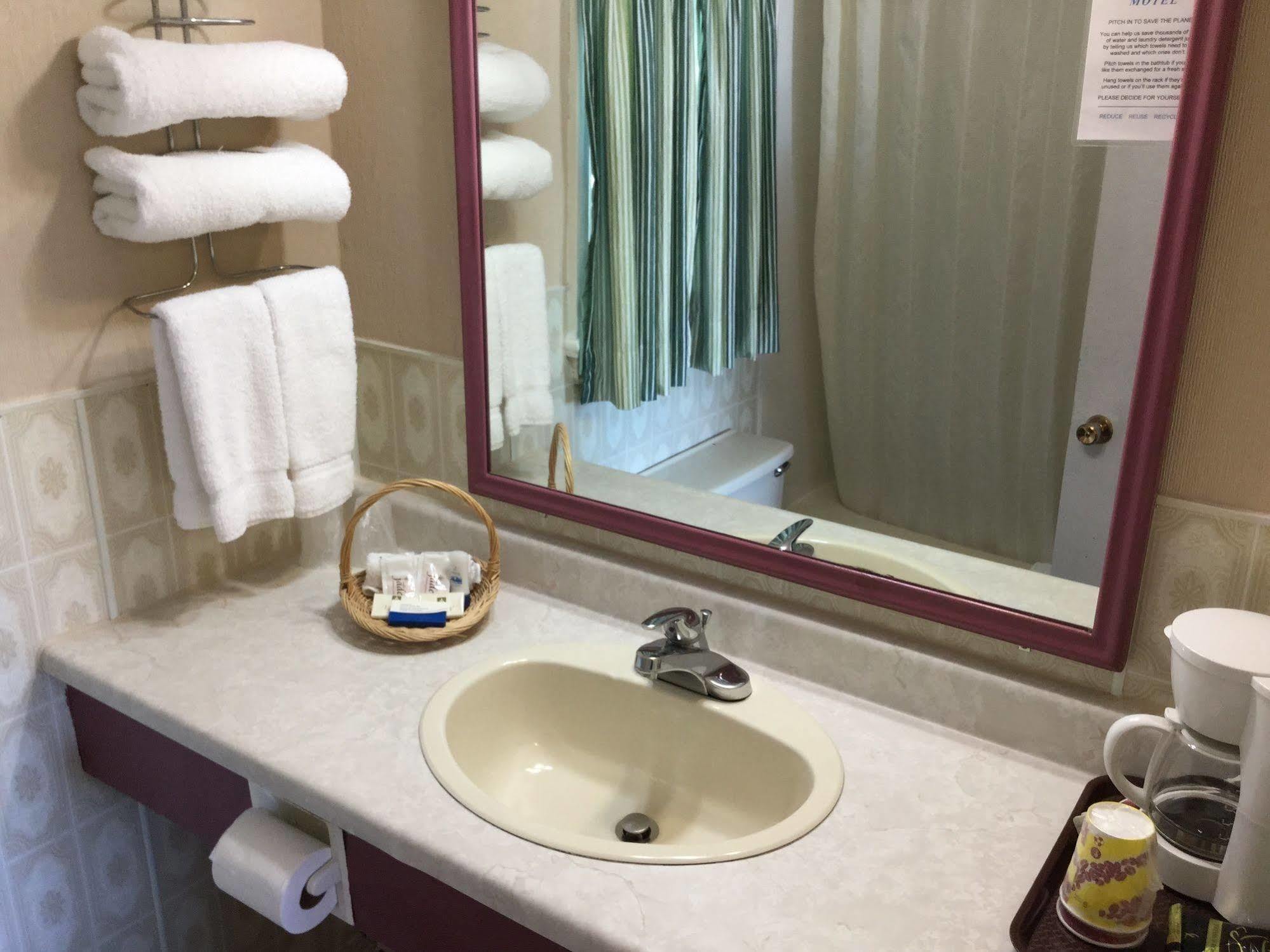 Country Squire Motel Arnprior Kültér fotó