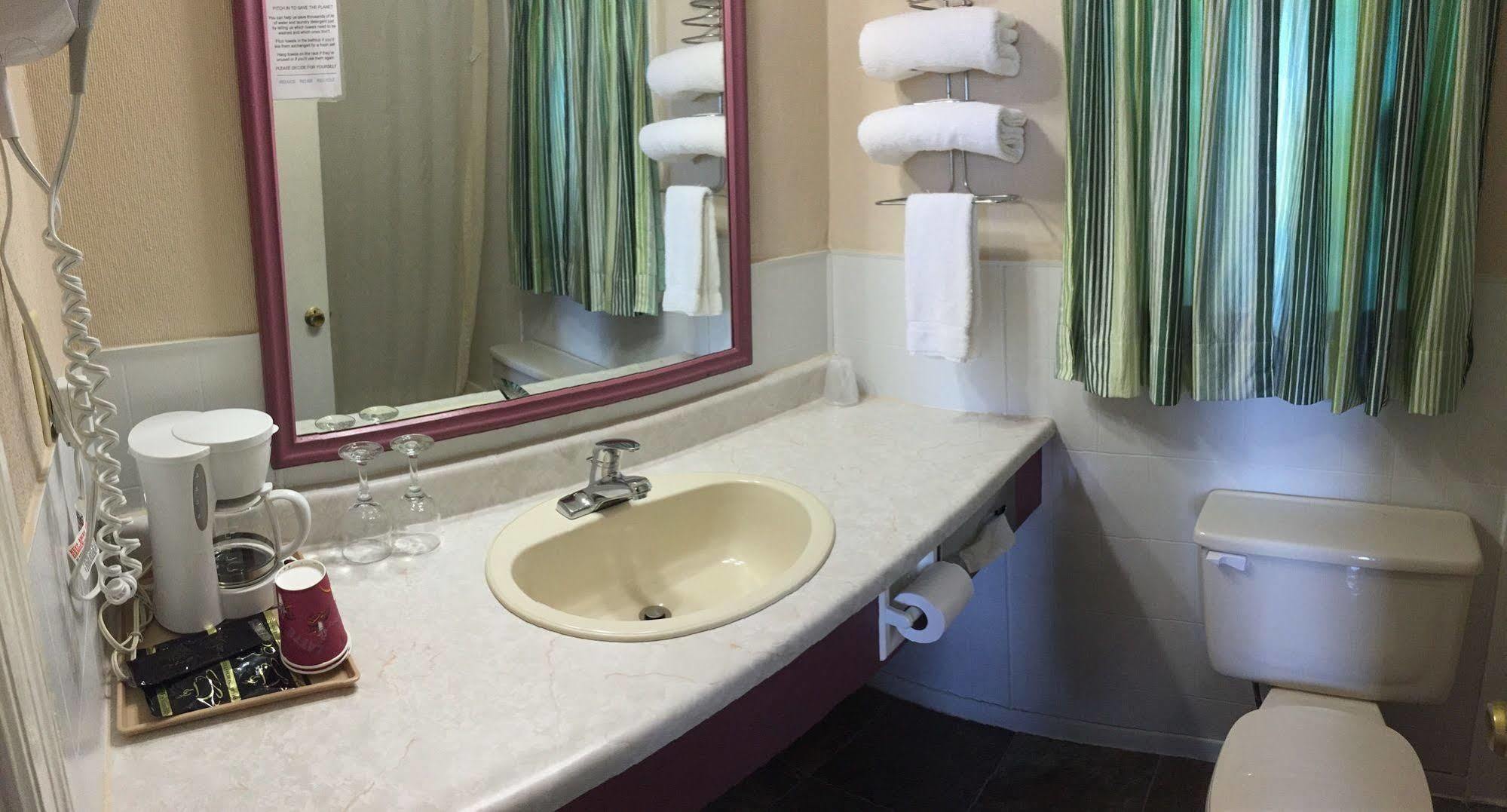Country Squire Motel Arnprior Kültér fotó