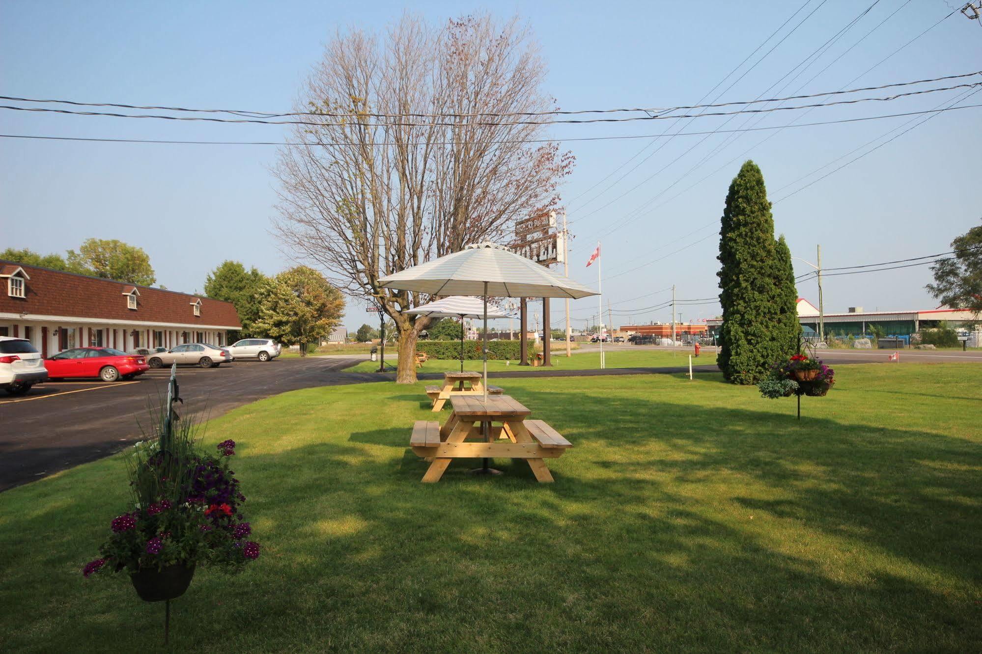 Country Squire Motel Arnprior Kültér fotó